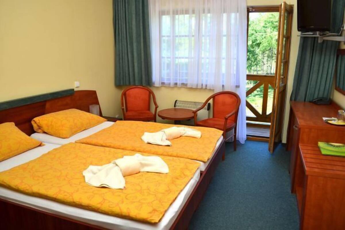 In-room safe, desk, blackout drapes, cribs (free)