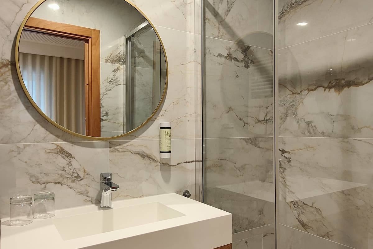 economy double room | 1 bedroom, in-room safe, desk, blackout curtains