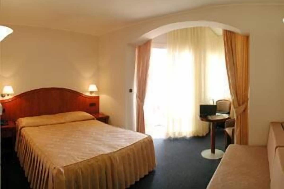 Een minibar, een kluis op de kamer, een bureau, gratis wifi