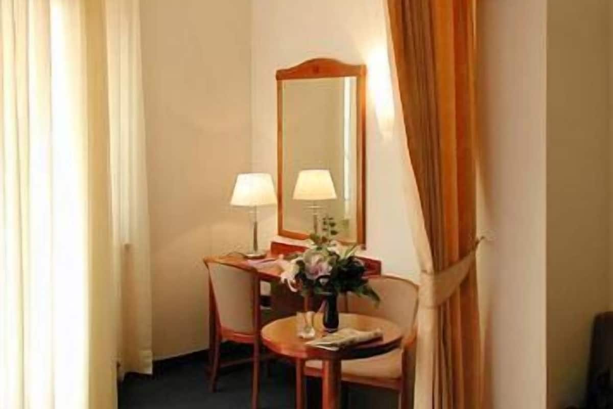 Een minibar, een kluis op de kamer, een bureau, gratis wifi