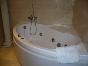 Deep-soaking bathtub