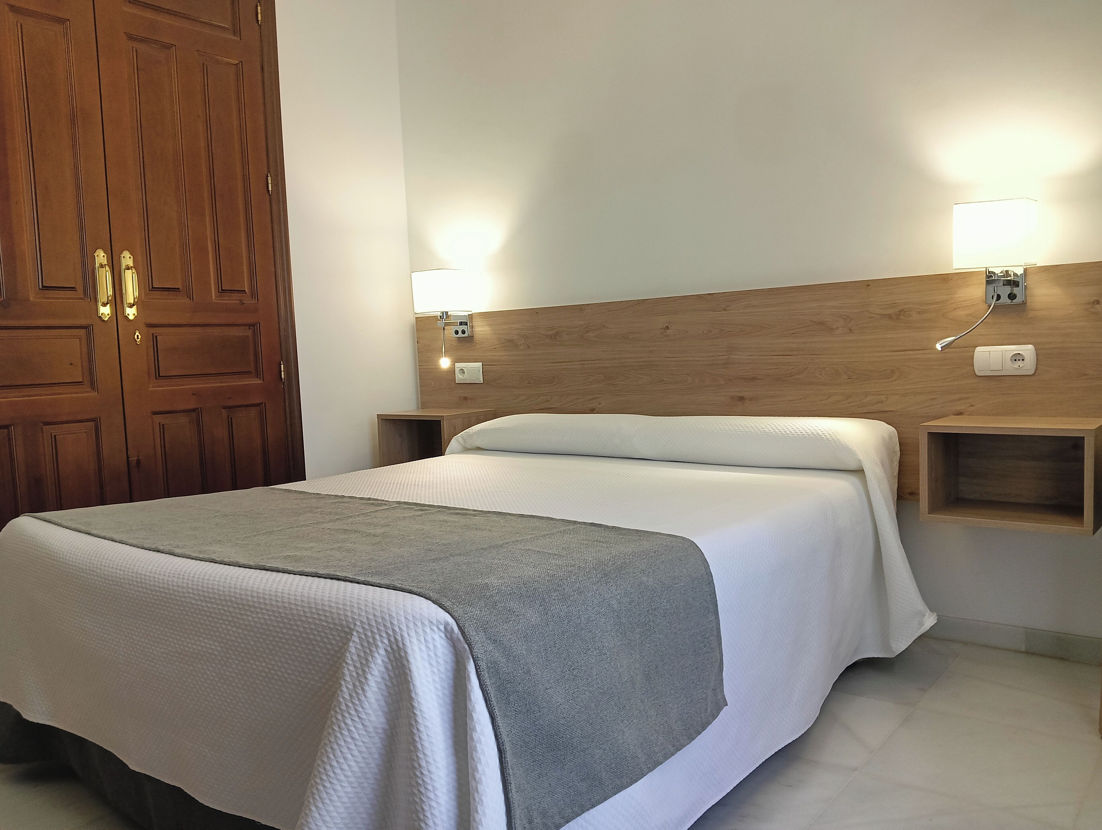 Kamar Double | Minibar gratis, brankas, meja kerja, dan tirai kedap cahaya