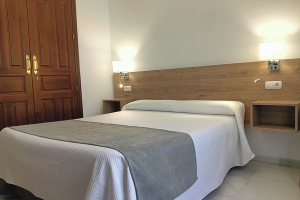 Kamar Double | Minibar gratis, brankas, meja kerja, dan tirai kedap cahaya