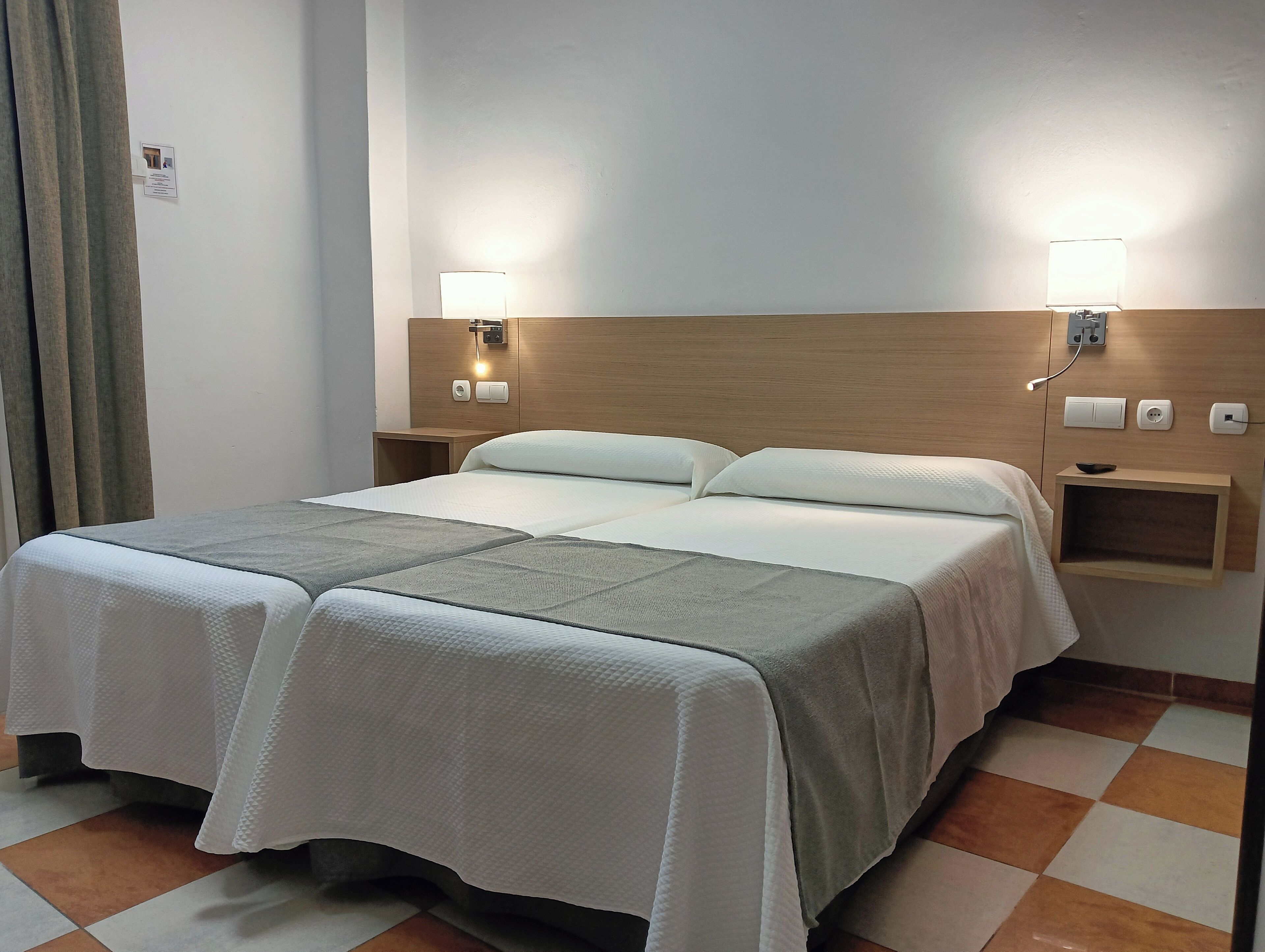 Tomannsrom | Minibar (inkludert), safe på rommet, skrivebord og blendingsgardiner