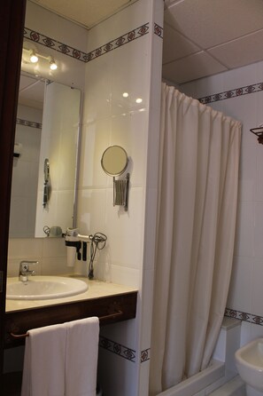 Deep soaking tub, hair dryer, bidet, towels - Hotel Don Paula (Córdoba)