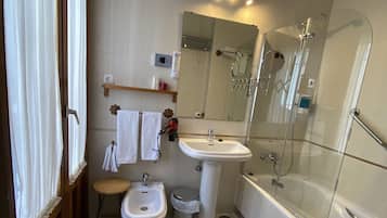 Chambre Double | Salle de bain | Baignoire relaxante profonde, sèche-cheveux, bidet, serviettes fournies