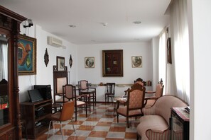 Lobby sitting area - Hotel Don Paula (Córdoba)