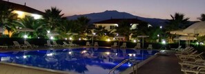 Outdoor pool, pool umbrellas - King's House Hotel Resort (Mascali)