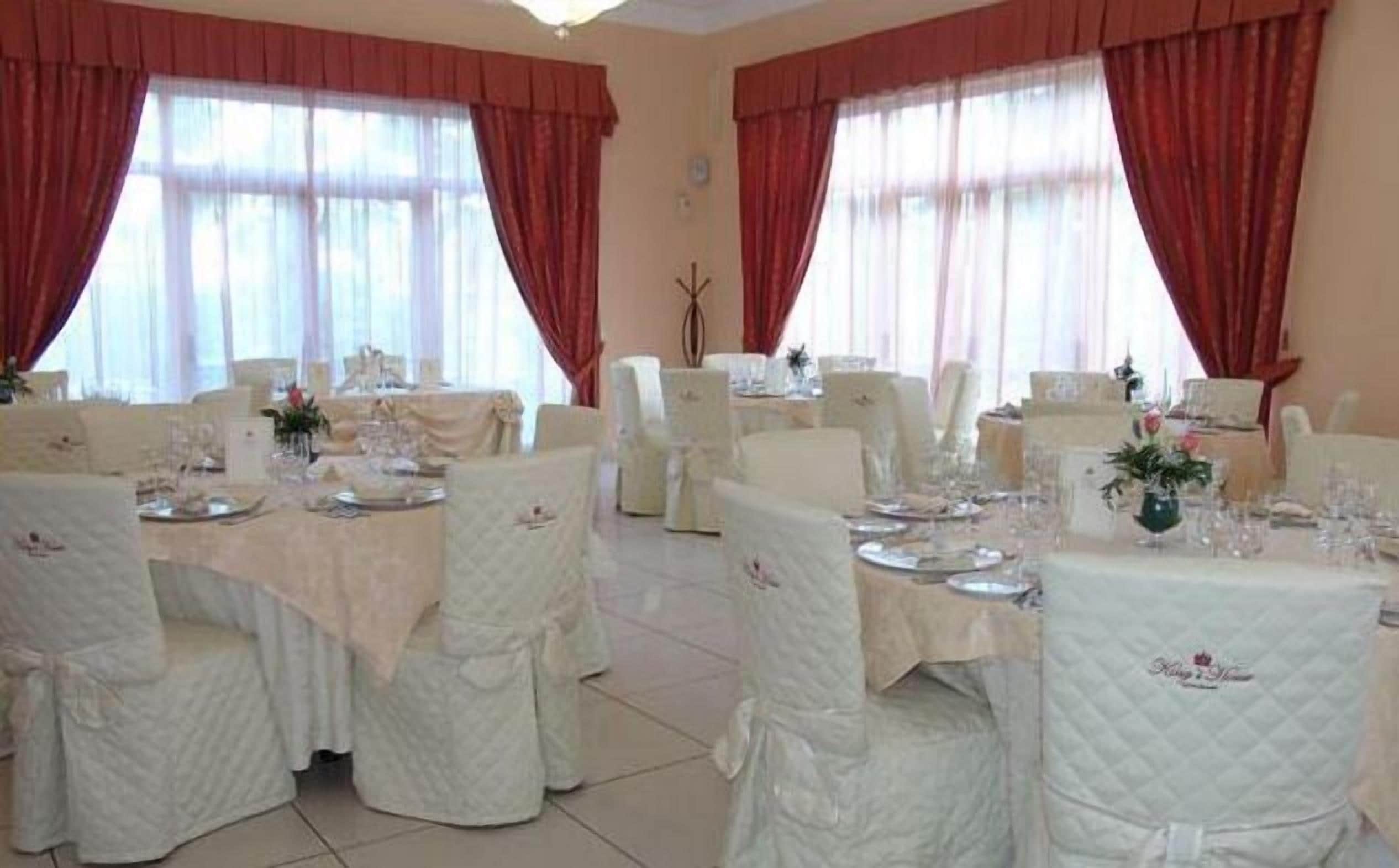 breakfast, lunch, dinner served; pool views