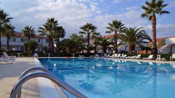 Piscina externa, guarda-sóis