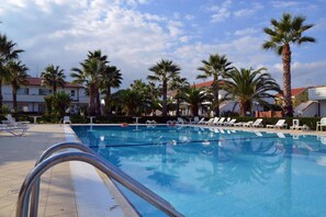 Outdoor pool, pool umbrellas - King's House Hotel Resort (Mascali)