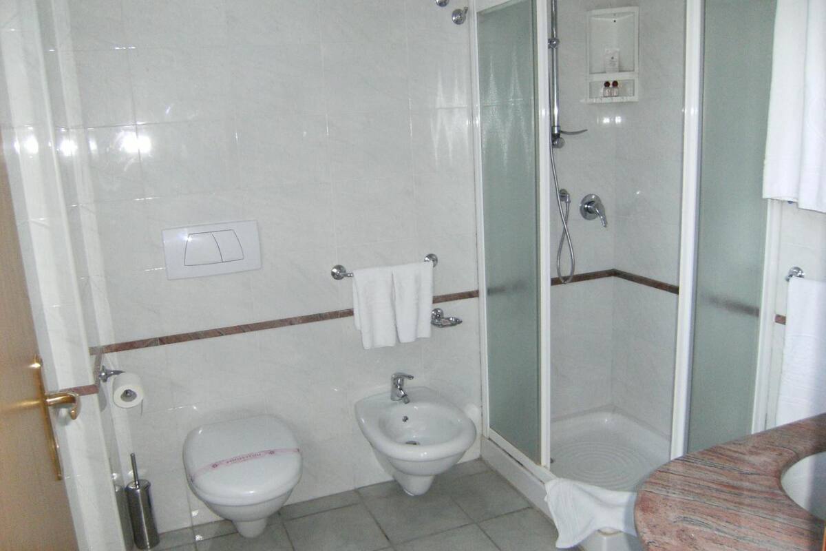 shower, rainfall showerhead, free toiletries, hair dryer