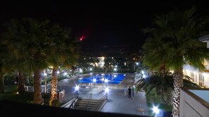 Outdoor pool, pool umbrellas - King's House Hotel Resort (Mascali)