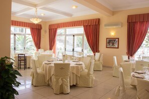 Breakfast, lunch and dinner served  - King's House Hotel Resort (Mascali)