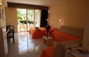 Minibar, Zimmersafe, individuell eingerichtet, Schreibtisch