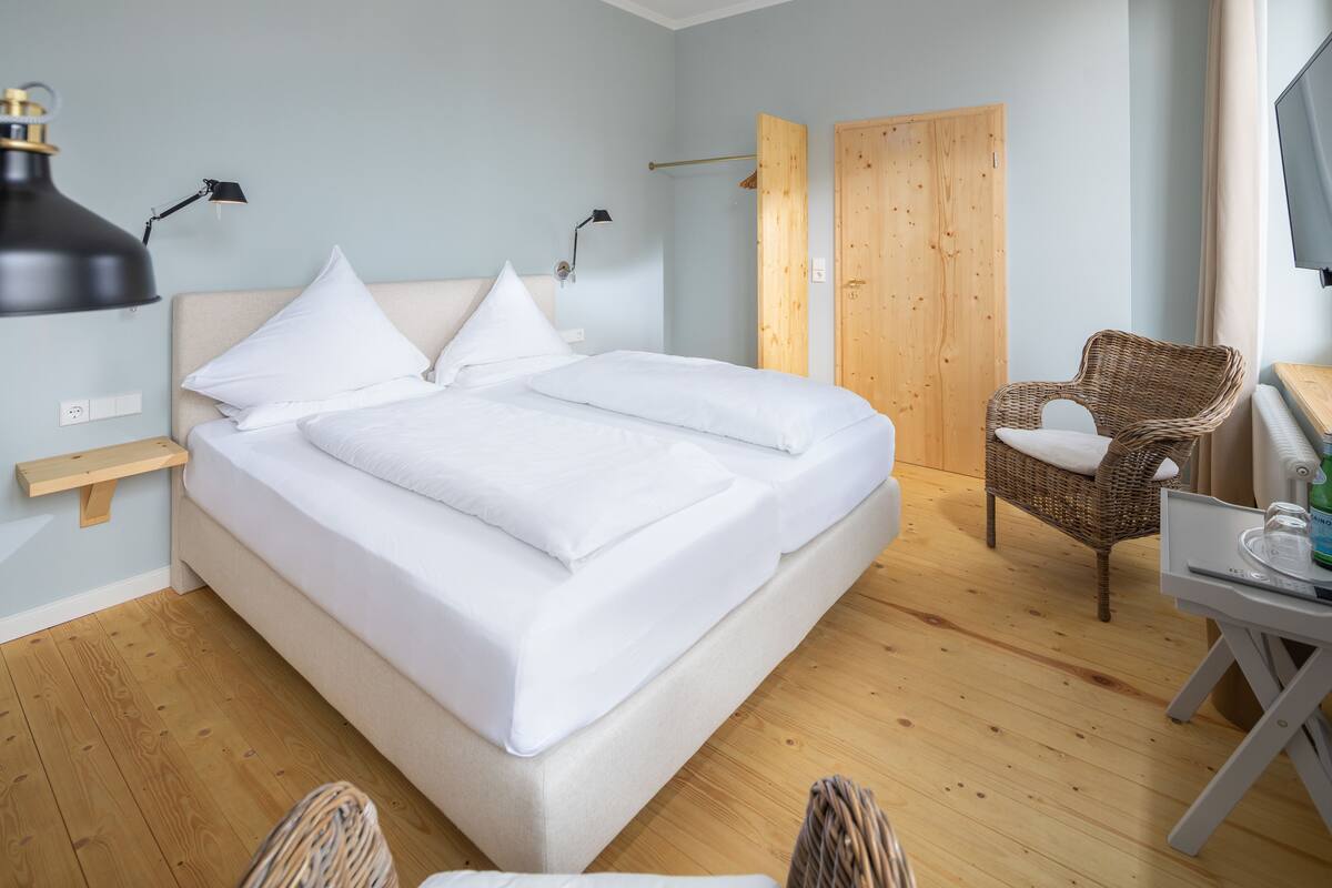 comfort double room, 1 queen bed, courtyard view | free wifi, bed sheets