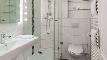 Departamento Deluxe, 1 cama Queen size y sofá cama, vista al patio (for 3) | Wifi gratis y ropa de cama