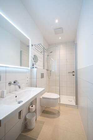 Economy Double Room, 1 Queen Bed | Bathroom - Logierhaus Austernfischer (Norderney)