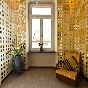 Coin salon dans le hall