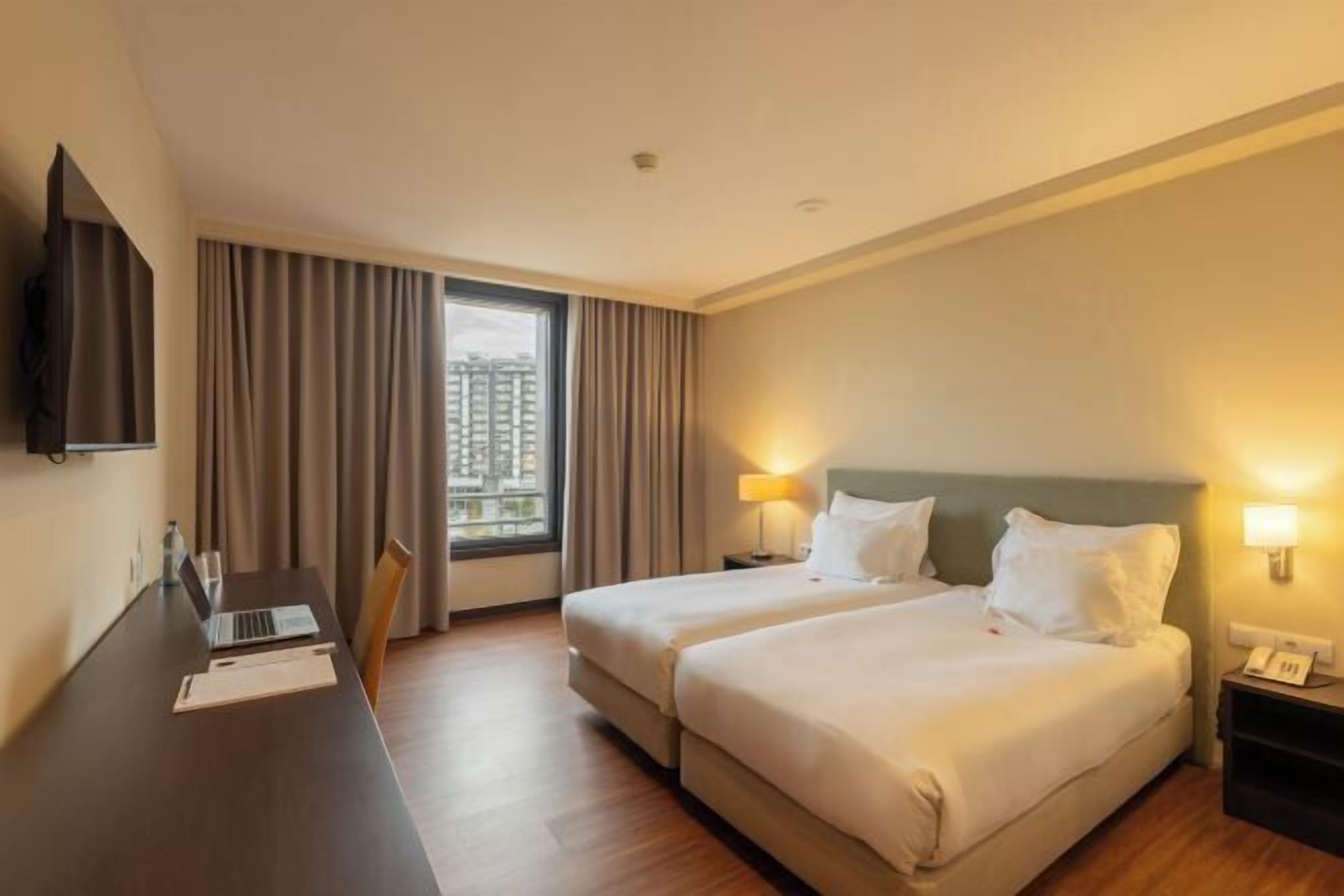 Hypo-allergenic bedding, minibar, in-room safe, desk