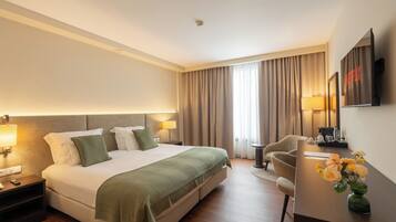 Habitación Premium con 2 camas individuales | Ropa de cama hipoalergénica, minibar, caja fuerte y escritorio