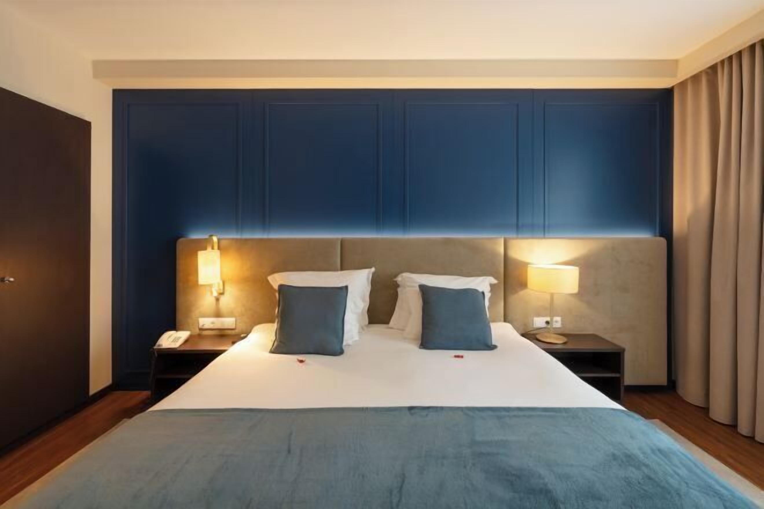 Hypo-allergenic bedding, minibar, in-room safe, desk