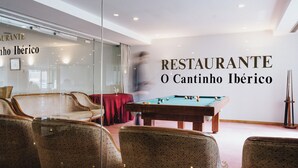 A billiards table, chairs, and a wall with the text "RESTAURANTE O Cantinho Iberico". - Premium Porto Maia (Maia)