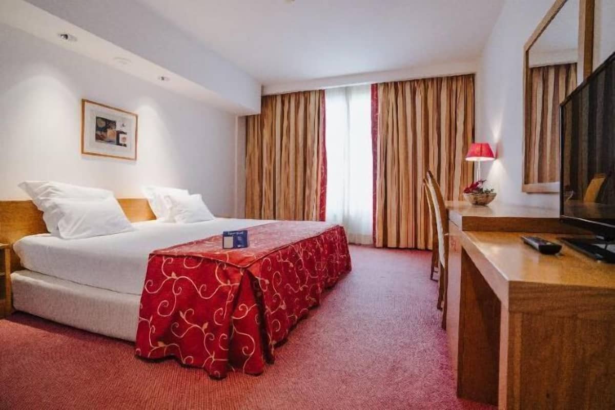 Literie hypoallergénique, minibar, coffres-forts dans les chambres