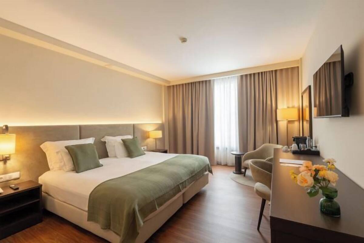 Hypoallergeen beddengoed, een minibar, een kluis op de kamer, een bureau