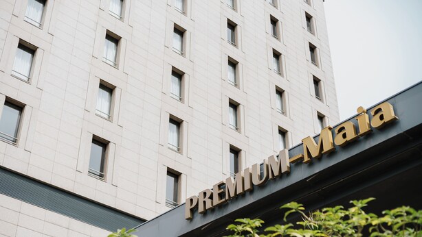 A building with a sign reading "PREMIUM-MAIA". - Premium Porto Maia (Maia)