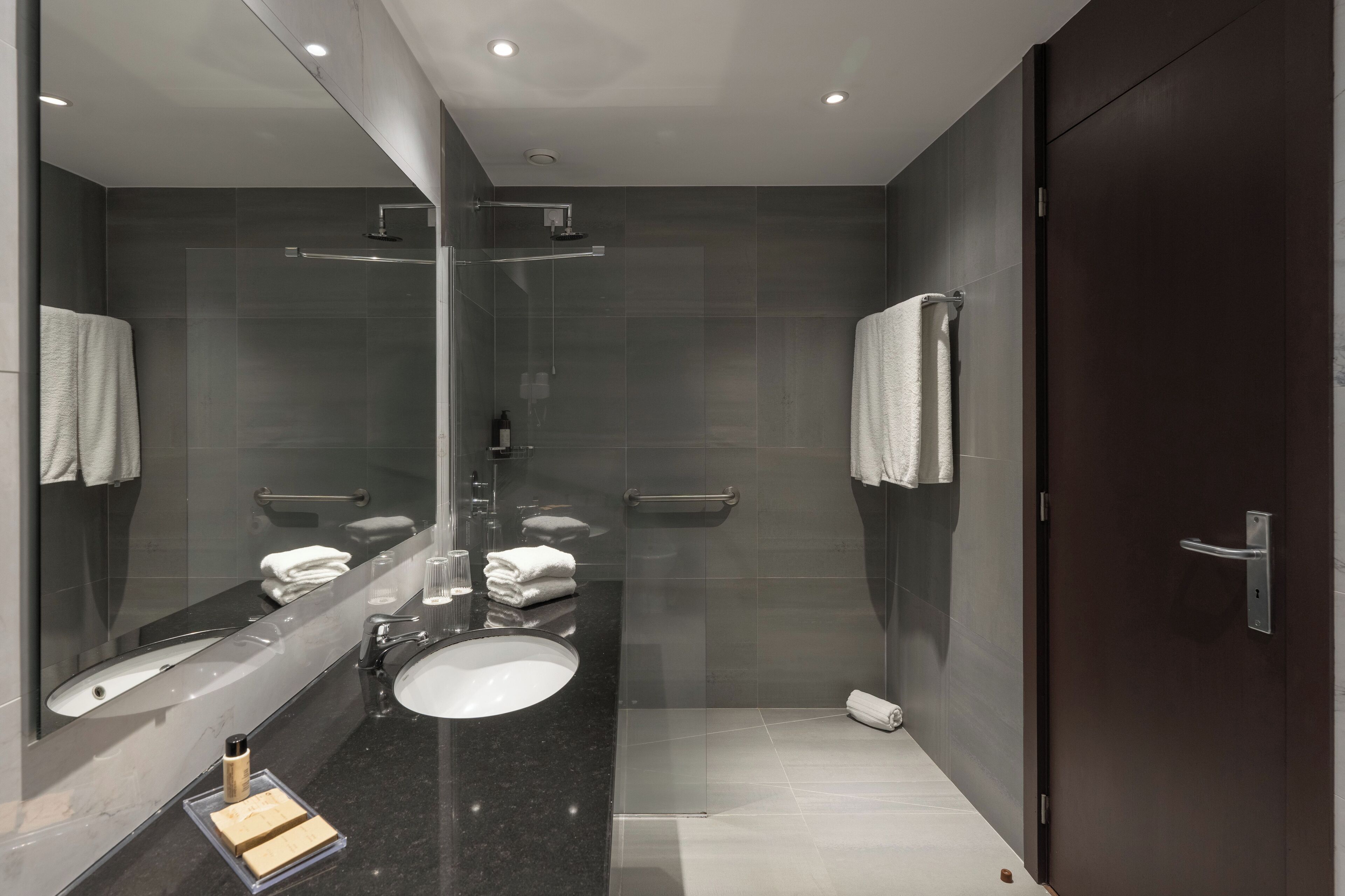 Superior Double or Twin Room | Bathroom
