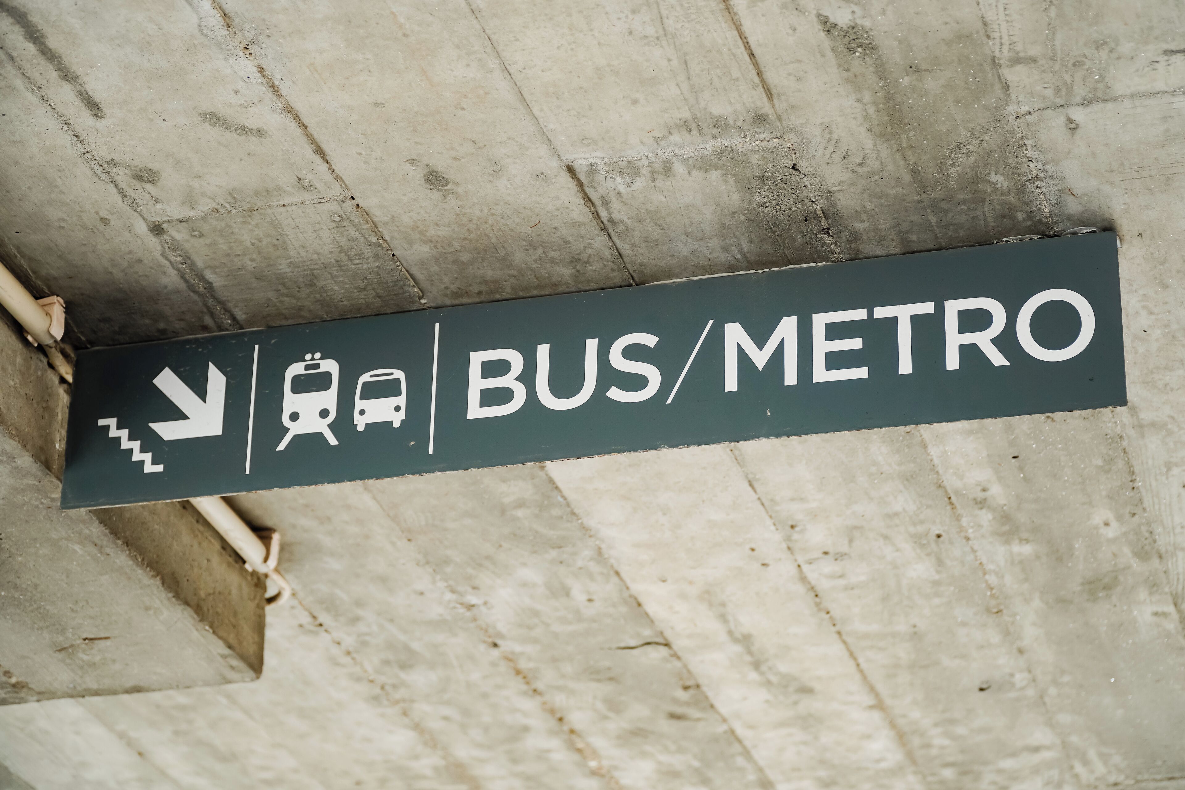 Ein Schild, das eine Bushaltestelle und eine U-Bahn-Station anzeigt.