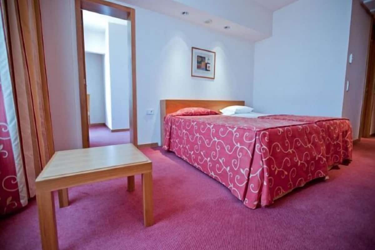 Literie hypoallergénique, minibar, coffres-forts dans les chambres