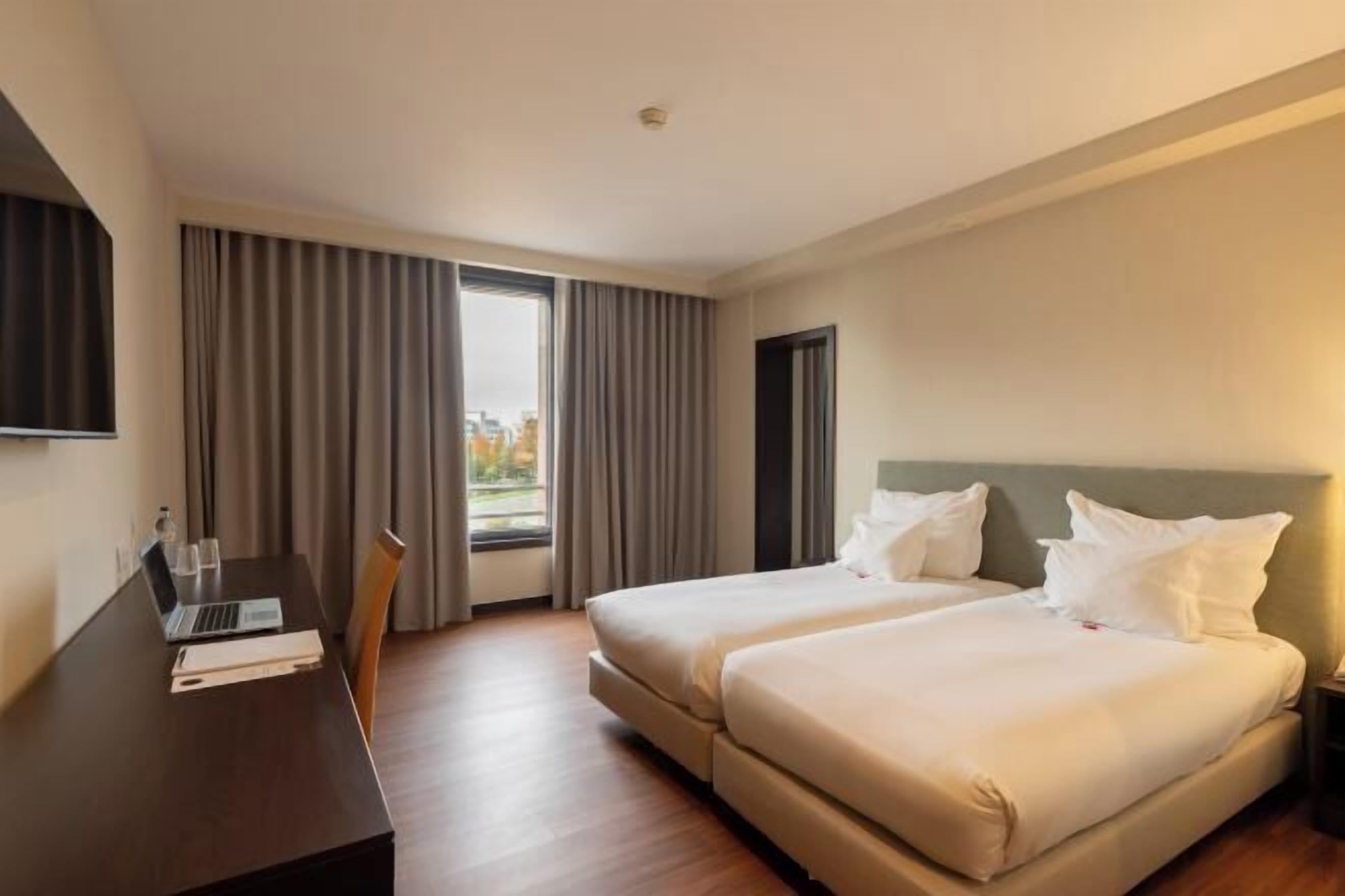 Hypo-allergenic bedding, minibar, in-room safe, desk