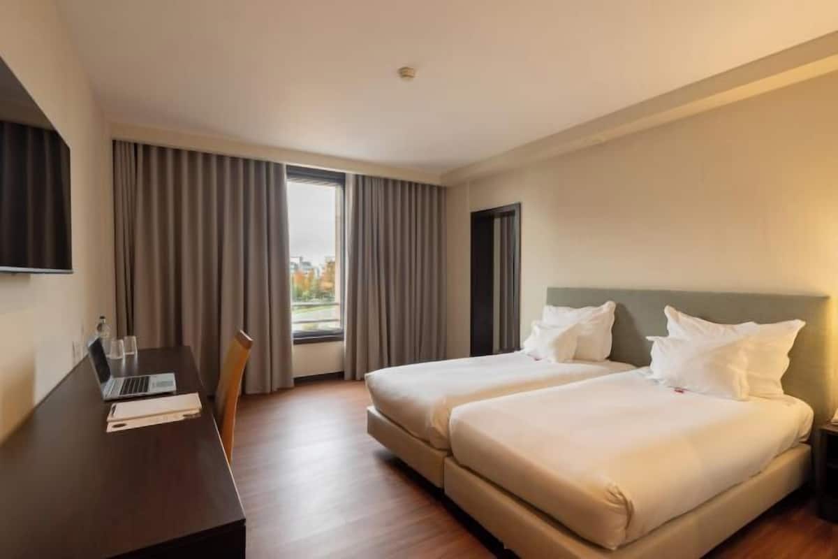 Allergitestet sengetøy, minibar, safe på rommet og skrivebord