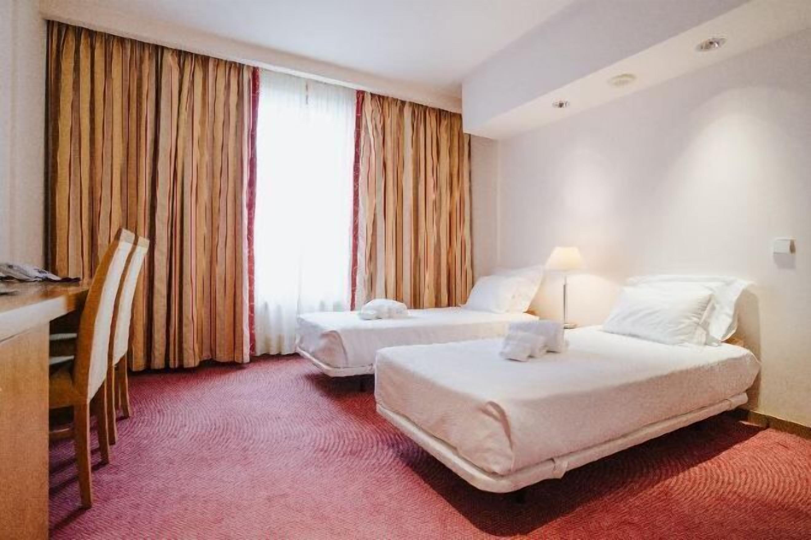 Allergikerbettwaren, Minibar, Zimmersafe, Schreibtisch