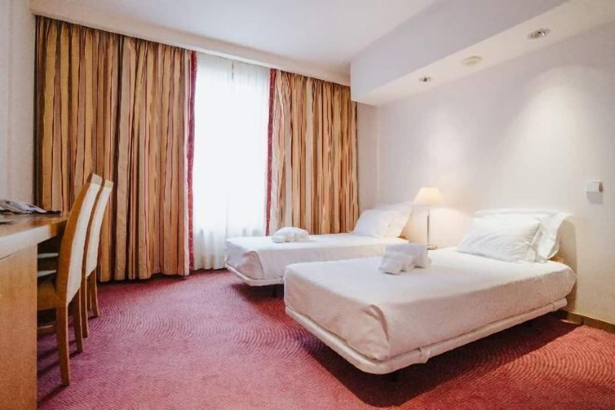 Literie hypoallergénique, minibar, coffres-forts dans les chambres