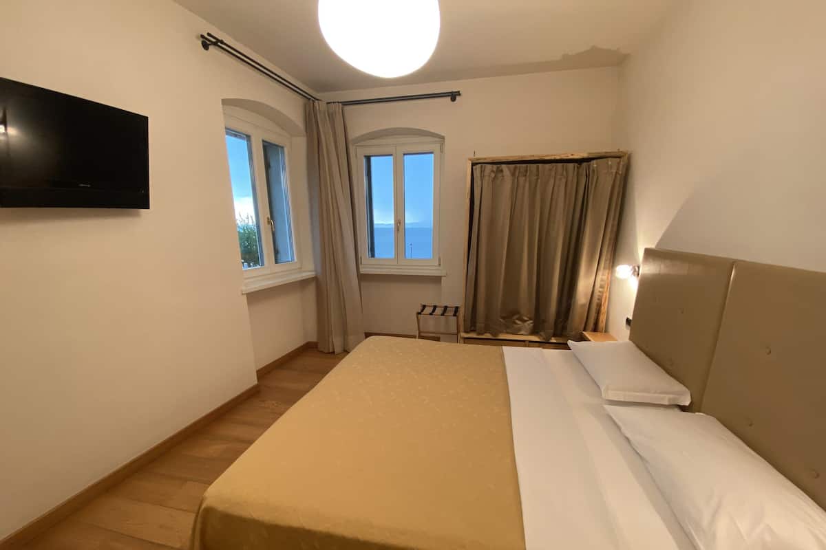 Comfort Double Room, Lake View | Down duvets, minibar, in-room safe, individually decorated