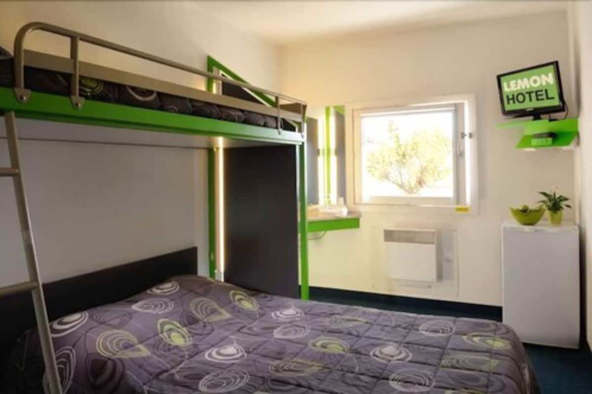 Triple Room, Shared Bathroom | Desk, iron/ironing board, free WiFi, bed sheets