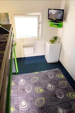 Driepersoonskamer | Een minibar, gratis wifi, beddengoed