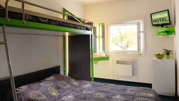 Minibar, free WiFi, bed sheets