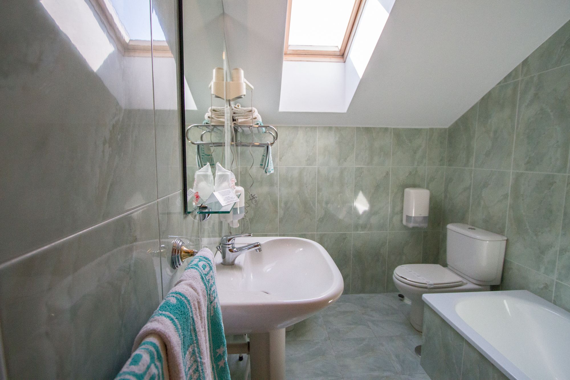 standard quadruple room | bathroom | combined shower/bathtub, free toiletries, hair dryer, towels