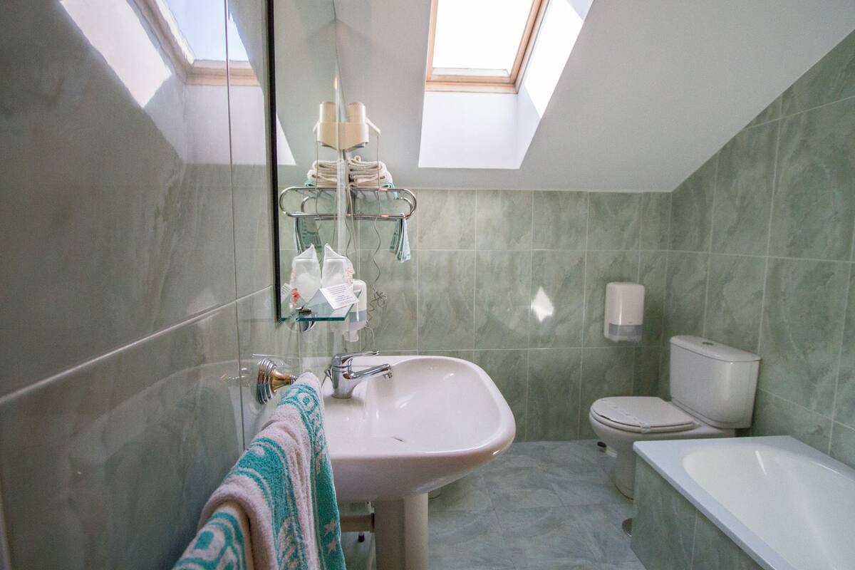 standard quadruple room | bathroom | combined shower/bathtub, free toiletries, hair dryer, towels