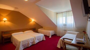 Standard Quadruple Room | Desk, free WiFi, bed sheets