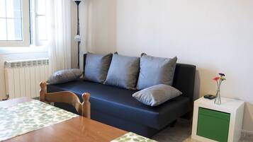 Standard-Apartment | Wohnzimmer | Fernseher