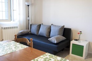 Standard-Apartment | Wohnzimmer | Fernseher