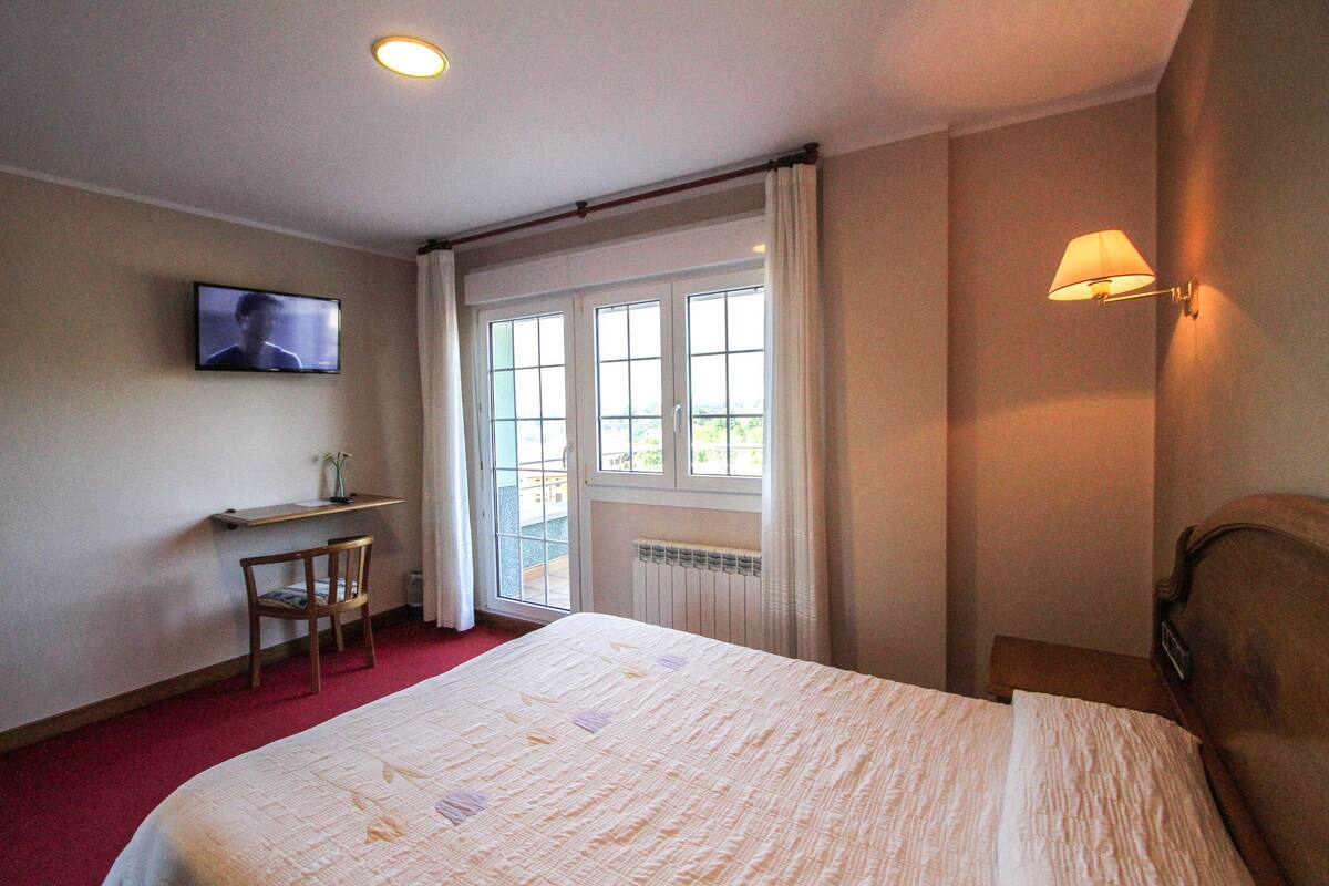 standard double room | desk, free wifi, bed sheets