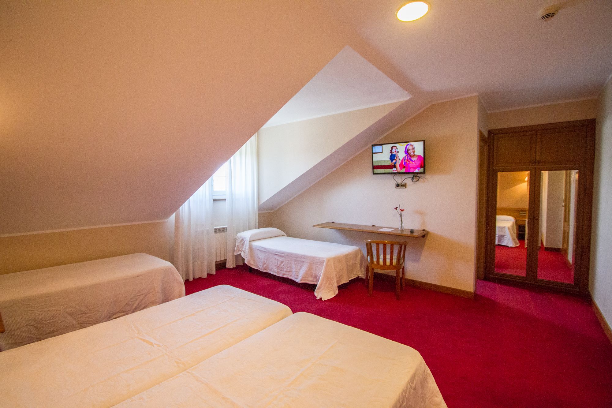 standard quadruple room | desk, free wifi, bed sheets