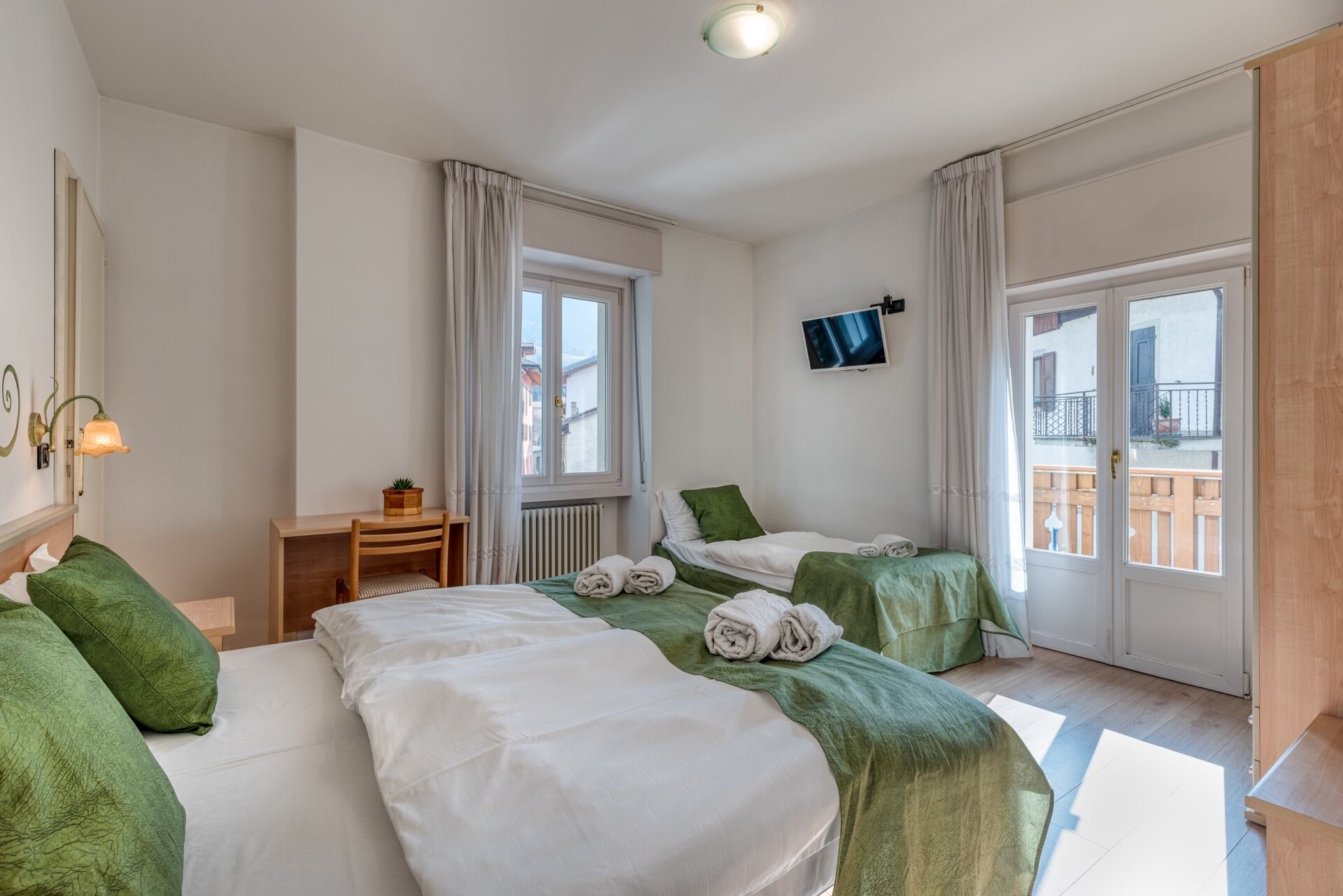 Dreibettzimmer | Zimmersafe, Schreibtisch, schallisolierte Zimmer, kostenloses WLAN