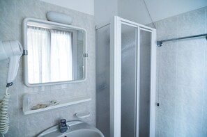 Spring water tub, rainfall showerhead, hair dryer, bidet - Albergo Alla Costa (Ledro)